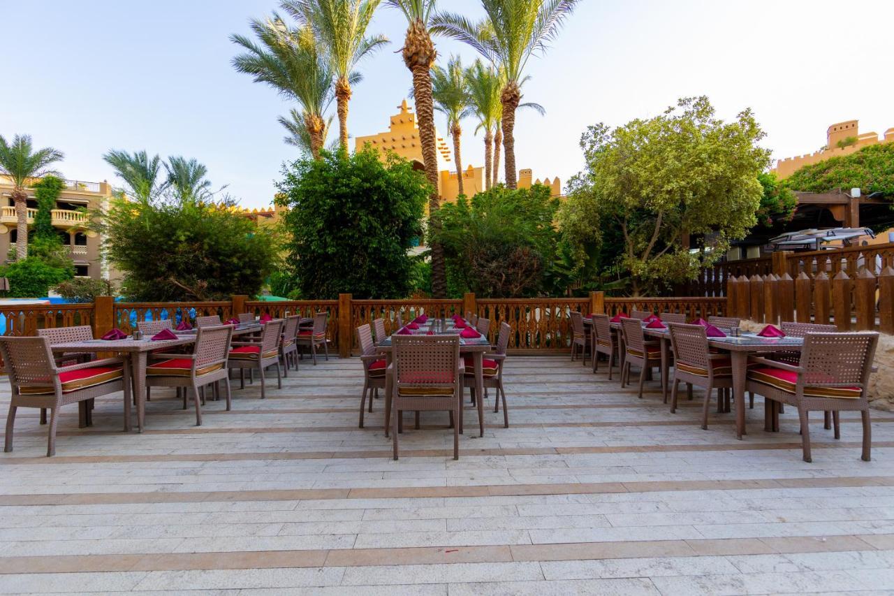 Hotel Grand Waterworld Makadi Family Star - Couples And Families Only Hurghada Esterno foto The terrace of the restaurant