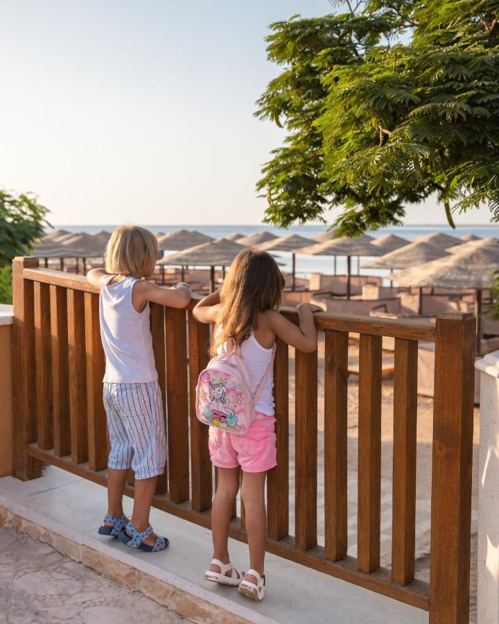 Hotel Grand Waterworld Makadi Family Star - Couples And Families Only Hurghada Esterno foto Children on a balcony