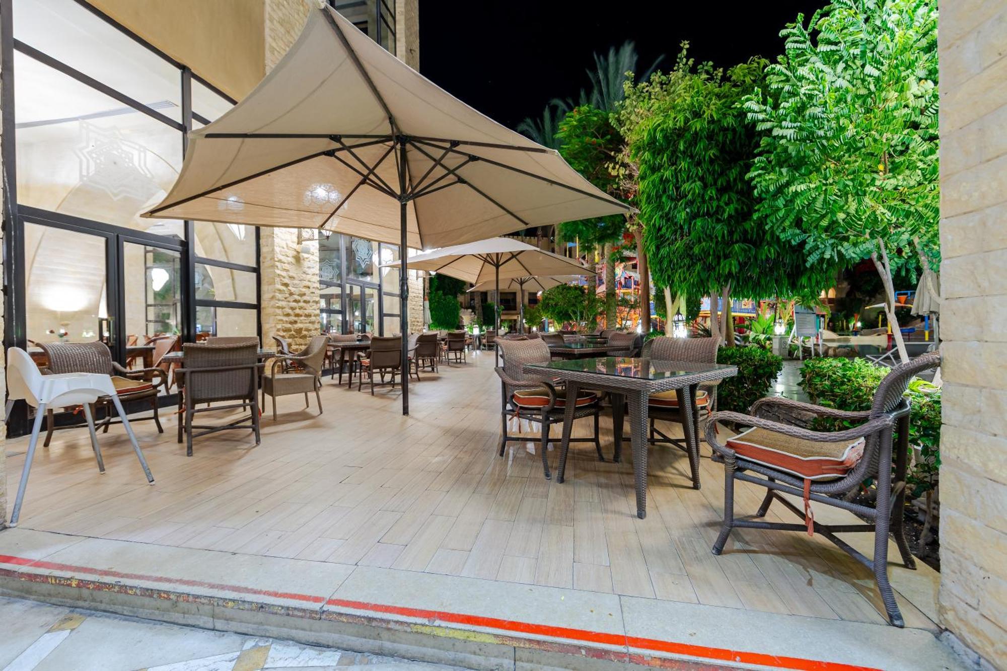 Hotel Grand Waterworld Makadi Family Star - Couples And Families Only Hurghada Esterno foto The hotel's outdoor dining area